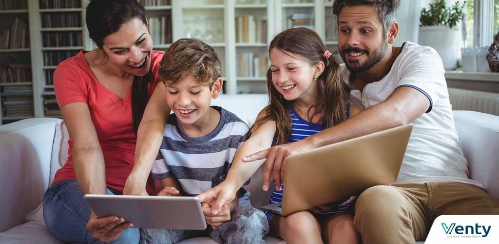 ¿Qué incluye el plan familiar Office 365: apps, almacenamiento y beneficios? 6 Familia utilizando dispositivos compatibles con el plan familiar Office 365 en el hogar.