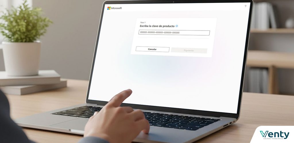 ¿Cómo activar Microsoft 365 familia o personal paso a paso? 4 Usuario ingresando la clave de producto para activar Microsoft 365 en una laptop.
