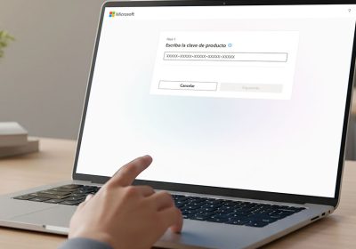 Usuario ingresando la clave de producto para activar Microsoft 365 en una laptop.